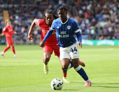 041025 - Cardiff City v Leyton Orient, EFL Sky Bet League 1 - Ronan Kpakio of Cardiff City gets away from Tayo Adaramola of Leyton Orient