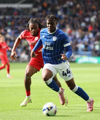 041025 - Cardiff City v Leyton Orient, EFL Sky Bet League 1 - Ronan Kpakio of Cardiff City gets away from Tayo Adaramola of Leyton Orient