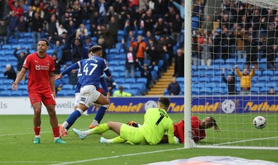 041025 - Cardiff City v Leyton Orient, EFL Sky Bet League 1 - Callum Robinson of Cardiff City scores the fourth goal