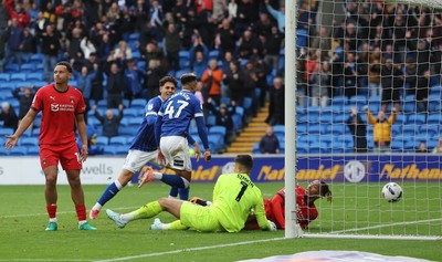 041025 - Cardiff City v Leyton Orient, EFL Sky Bet League 1 - Callum Robinson of Cardiff City scores the fourth goal