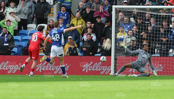 041025 - Cardiff City v Leyton Orient, EFL Sky Bet League 1 - Aaron Connolly of Leyton Orient beats Cardiff City goalkeeper Nathan Trott to score goal