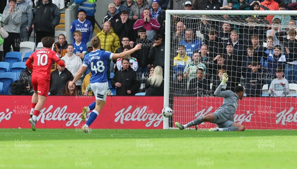 041025 - Cardiff City v Leyton Orient, EFL Sky Bet League 1 - Aaron Connolly of Leyton Orient beats Cardiff City goalkeeper Nathan Trott to score goal