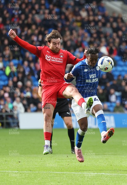 041025 - Cardiff City v Leyton Orient, EFL Sky Bet League 1 - Gabiel Osho of Cardiff City and Aaron Connolly of Leyton Orient compete for the ball