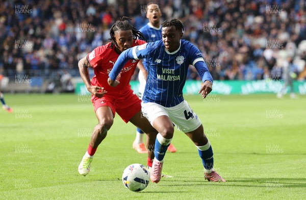 041025 - Cardiff City v Leyton Orient, EFL Sky Bet League 1 - Ronan Kpakio of Cardiff City gets away from Tayo Adaramola of Leyton Orient 