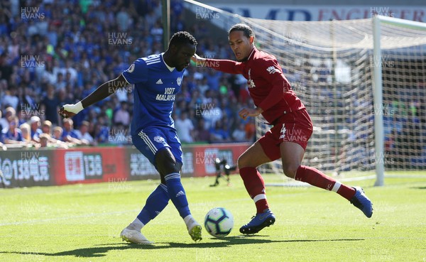 210419 - Cardiff City v Liverpool FC - Premier League - Oumar Niasse of Cardiff City is tackled by Virgil van Dijk of Liverpool