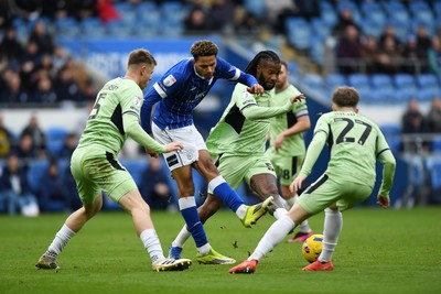 140226 - Cardiff City v Luton Town - Sky Bet League 1 - Omari Kellyman of Cardiff City is challenged by Kasey Palmer of Luton