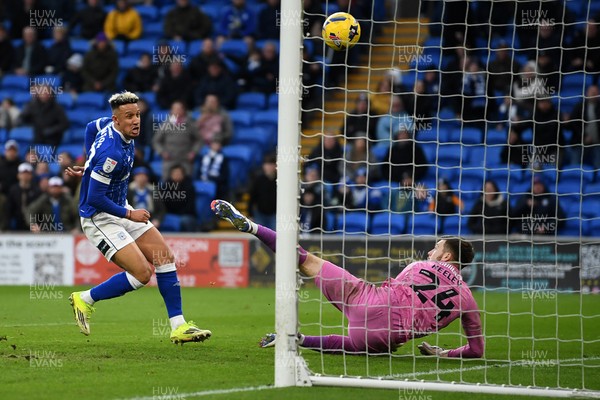 140226 - Cardiff City v Luton Town - Sky Bet League 1 - Callum Robinson of Cardiff City goes close