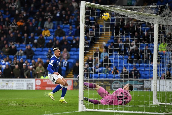 140226 - Cardiff City v Luton Town - Sky Bet League 1 - Callum Robinson of Cardiff City goes close