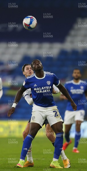 281120 - Cardiff City v Luton Town, Sky Bet Championship - Sheyi Ojo of Cardiff City and Harry Cornick of Luton Town compete for the ball
