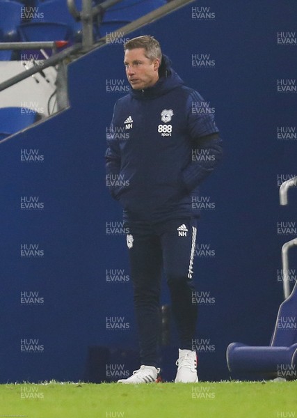 281120 - Cardiff City v Luton Town, Sky Bet Championship - Cardiff City manager Neil Harris watches the match