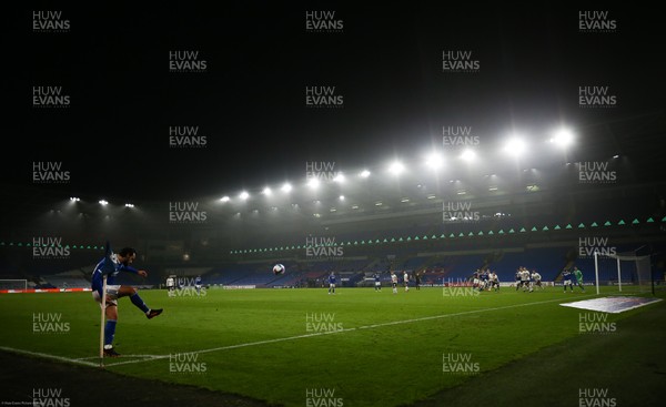 281120 - Cardiff City v Luton Town, Sky Bet Championship - Marlon Pack of Cardiff City takes a corner kick as Cardiff beat Luton 4-0