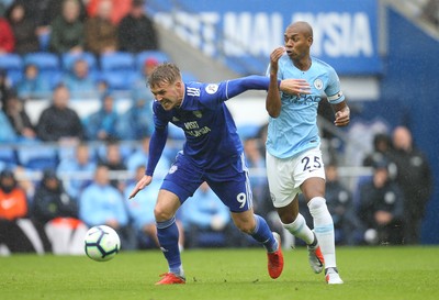 220918 - Cardiff City v Manchester City, Premier League - Danny Ward of Cardiff City and Fernandinho of Manchester City compete for the ball