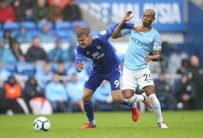 220918 - Cardiff City v Manchester City, Premier League - Danny Ward of Cardiff City and Fernandinho of Manchester City compete for the ball