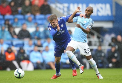 220918 - Cardiff City v Manchester City, Premier League - Danny Ward of Cardiff City and Fernandinho of Manchester City compete for the ball