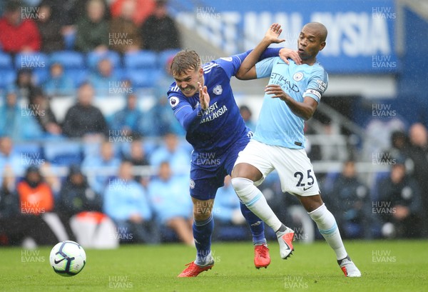 220918 - Cardiff City v Manchester City, Premier League - Danny Ward of Cardiff City and Fernandinho of Manchester City compete for the ball