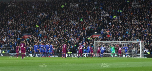 280118 - Cardiff City v Manchester City, Emirates FA Cup Fourth Round - Cardiff City defend a free kick