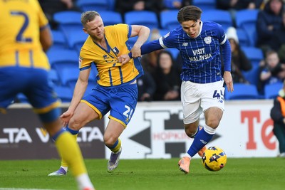 291125 - Cardiff City v Mansfield Town - Sky Bet League 1 - Cian Ashford of Cardiff City is challenged by Frazer Blake-Tracy of Mansfield