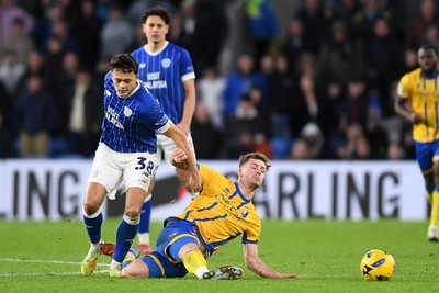291125 - Cardiff City v Mansfield Town - Sky Bet League 1 - Perry NG of Cardiff City is challenged by Louis Reed of Mansfield