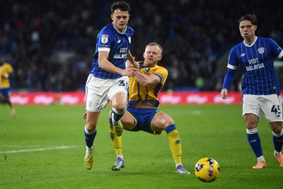 291125 - Cardiff City v Mansfield Town - Sky Bet League 1 - Perry NG of Cardiff City is challenged by Frazer Blake-Tracy of Mansfield
