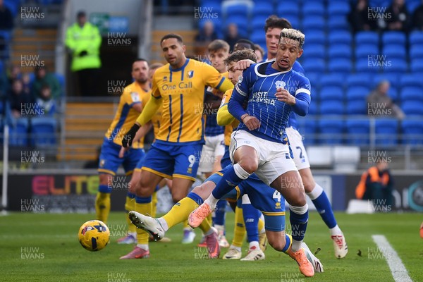 291125 - Cardiff City v Mansfield Town - Sky Bet League 1 - Callum Robinson of Cardiff City goes close