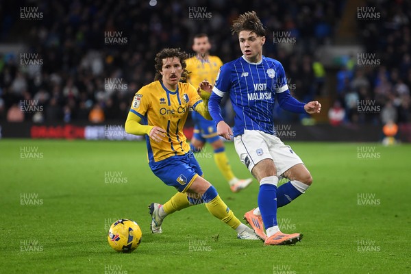 291125 - Cardiff City v Mansfield Town - Sky Bet League 1 - Aaron Lewis of Mansfield is challenged by Cian Ashford of Cardiff City