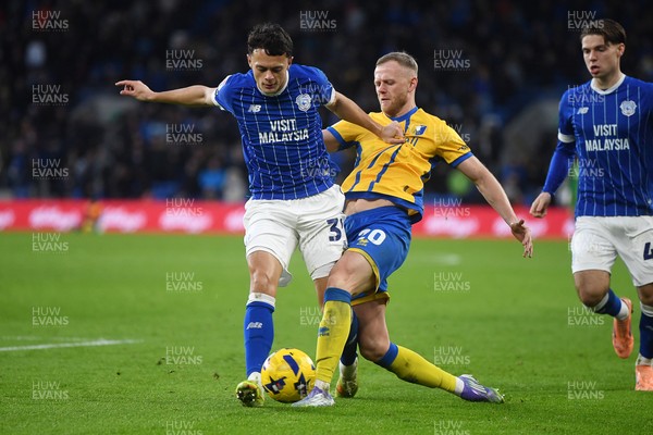 291125 - Cardiff City v Mansfield Town - Sky Bet League 1 - Perry NG of Cardiff City is challenged by Frazer Blake-Tracy of Mansfield