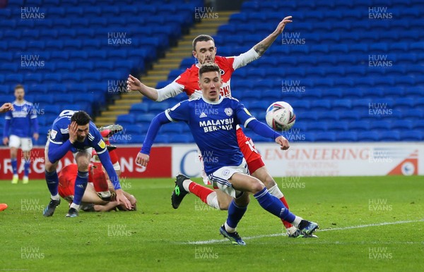 300121 - Cardiff City v Millwall, Sky Bet Championship - Harry Wilson of Cardiff City holds off Scott Malone of Millwall
