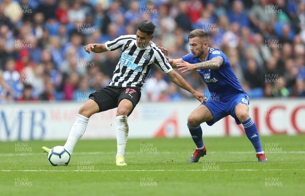 180818 - Cardiff City v Newcastle United, Premier League - Ayoze Perez of Newcastle United and Joe Ralls of Cardiff City compete for the ball