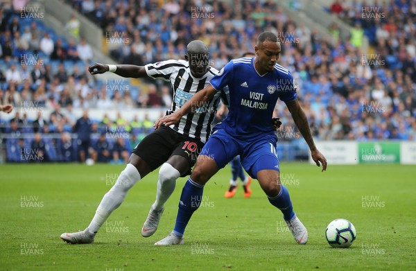 180818 - Cardiff City v Newcastle United, Premier League - Kenneth Zohore of Cardiff City holds off Matt Ritchie of Newcastle United