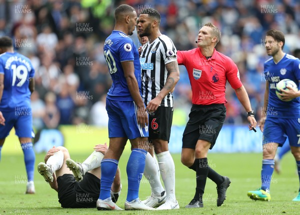 180818 - Cardiff City v Newcastle United, Premier League - Kenneth Zohore of Cardiff City and Jamaal Lascelles of Newcastle United come face to face after a challenge