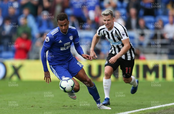 180818 - Cardiff City v Newcastle United, Premier League - Josh Murphy of Cardiff City gets away from Matt Ritchie of Newcastle United