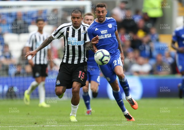 180818 - Cardiff City v Newcastle United, Premier League - Kenedy of Newcastle United and Victor Camarasa of Cardiff City compete for the ball