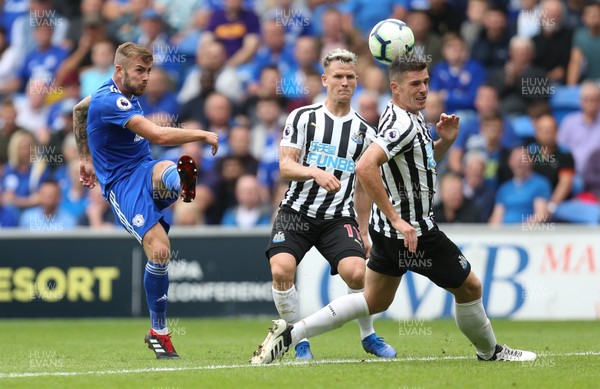 180818 - Cardiff City v Newcastle United, Premier League - Joe Ralls of Cardiff City tries to get a shot at goal
