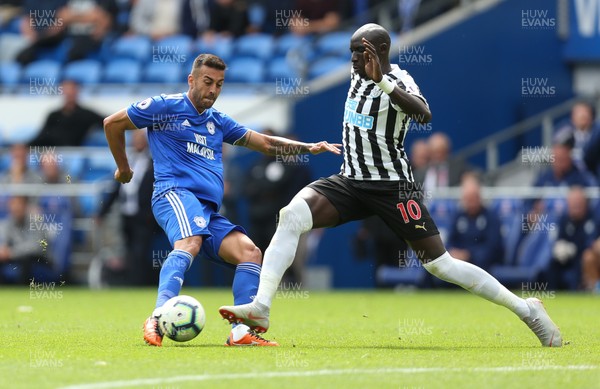 180818 - Cardiff City v Newcastle United, Premier League - Victor Camarasa of Cardiff City is challenged by Mohamed Diame of Newcastle United