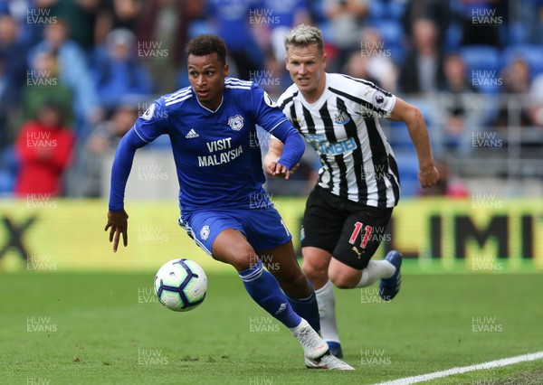 180818 - Cardiff City v Newcastle United, Premier League - Josh Murphy of Cardiff City gets away from Matt Ritchie of Newcastle United