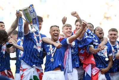 250426 - Cardiff City v Northampton Town - Sky Bet League 1 - Cardiff players celebrate promotion at full time