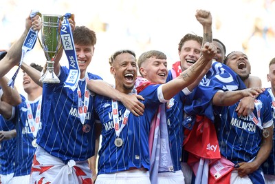 250426 - Cardiff City v Northampton Town - Sky Bet League 1 - Cardiff players celebrate promotion at full time