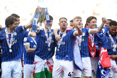 250426 - Cardiff City v Northampton Town - Sky Bet League 1 - Cardiff players celebrate promotion at full time