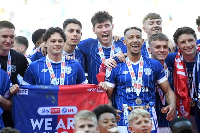 250426 - Cardiff City v Northampton Town - Sky Bet League 1 - Cardiff players celebrate promotion at full time