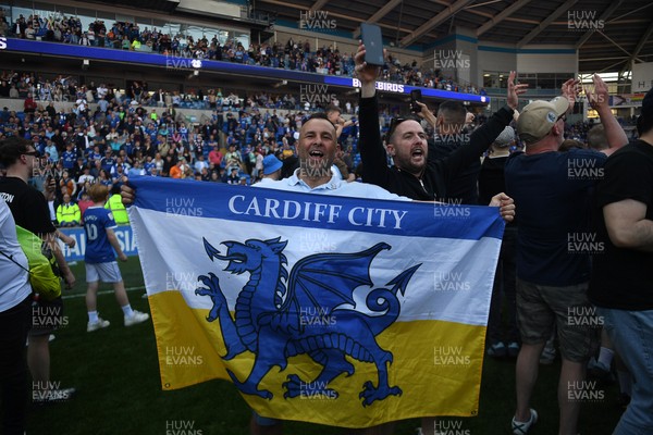 250426 - Cardiff City v Northampton Town - Sky Bet League 1 - Fans run onto the pitch at full time in celebration 