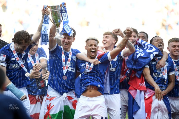 250426 - Cardiff City v Northampton Town - Sky Bet League 1 - Cardiff players celebrate promotion at full time