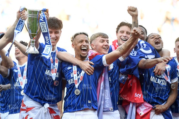 250426 - Cardiff City v Northampton Town - Sky Bet League 1 - Cardiff players celebrate promotion at full time