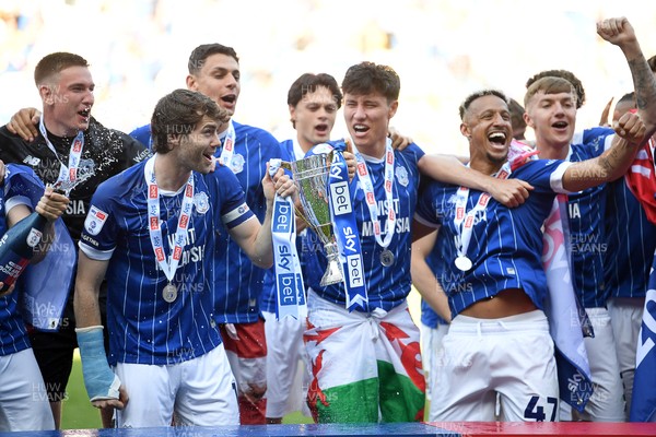 250426 - Cardiff City v Northampton Town - Sky Bet League 1 - Cardiff players celebrate promotion at full time