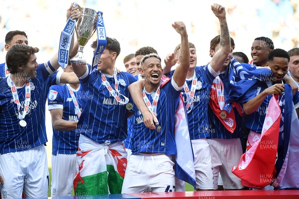 250426 - Cardiff City v Northampton Town - Sky Bet League 1 - Cardiff players celebrate promotion at full time