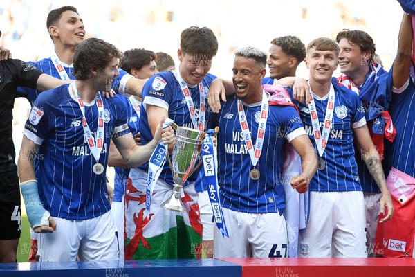 250426 - Cardiff City v Northampton Town - Sky Bet League 1 - Cardiff players celebrate promotion at full time