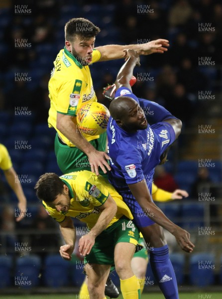 011217 - Cardiff City v Norwich City, Sky Bet Championship - Sol Bamba of Cardiff City competes for the ball with Wes Hoolahan of Norwich City and Grant Hanley of Norwich City