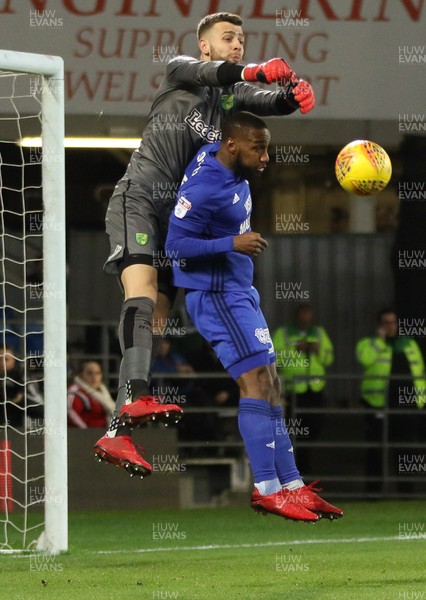 011217 - Cardiff City v Norwich City, Sky Bet Championship - Norwich City goalkeeper Angus Gunn gets above Junior Hoilett of Cardiff City to punch the ball clear