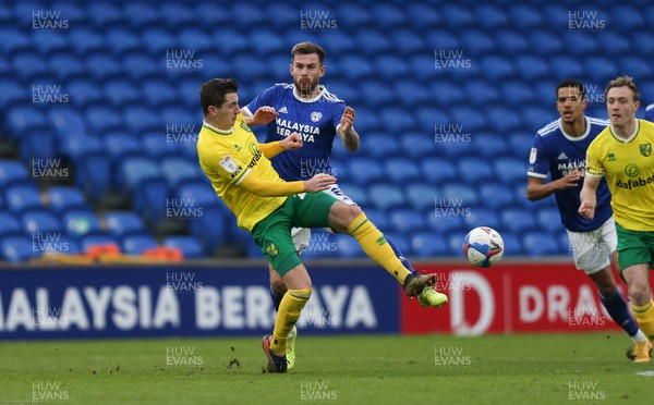 160121 - Cardiff City v Norwich City, Sky Bet Championship - Joe Ralls of Cardiff City is challenged by Kenny McLean of Norwich City