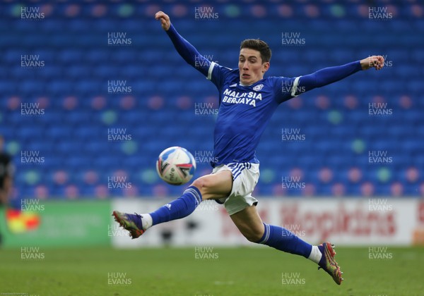 160121 - Cardiff City v Norwich City, Sky Bet Championship - Harry Wilson of Cardiff City stretches to reach the ball