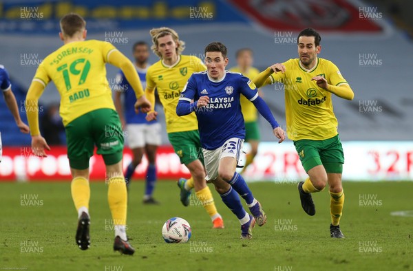 160121 - Cardiff City v Norwich City, Sky Bet Championship - Harry Wilson of Cardiff City presses through the Norwich defence